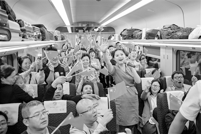10月1日，乘客們?cè)诹熊嚿瞎餐瑧c祝新中國(guó)成立70周年。 蘭州局集團(tuán)供圖